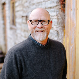 Porträtfoto von Mann mit Brille