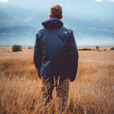 Junger Mann in einem Feld